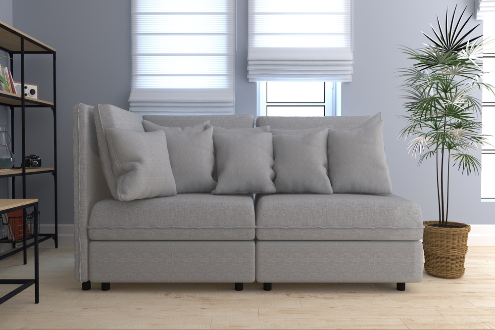 Sofá modular gris claro, perfecto para salas modernas y funcionales, con diseño minimalista y detalles acogedores.